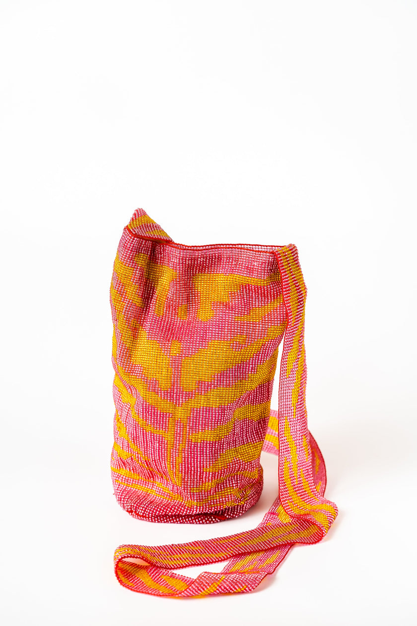 Mochila de cuentas hecha a mano con Shakiras rosas y amarillas