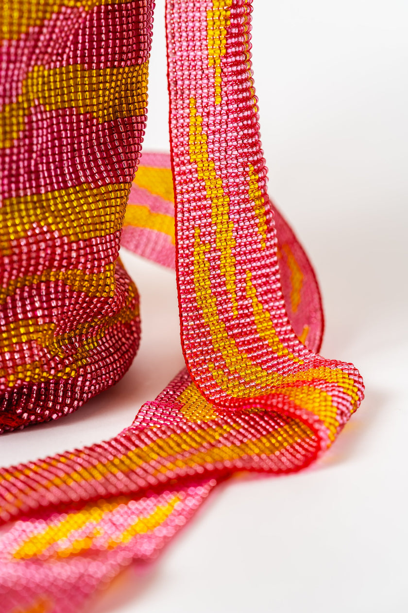 Mochila de cuentas hecha a mano con Shakiras rosas y amarillas