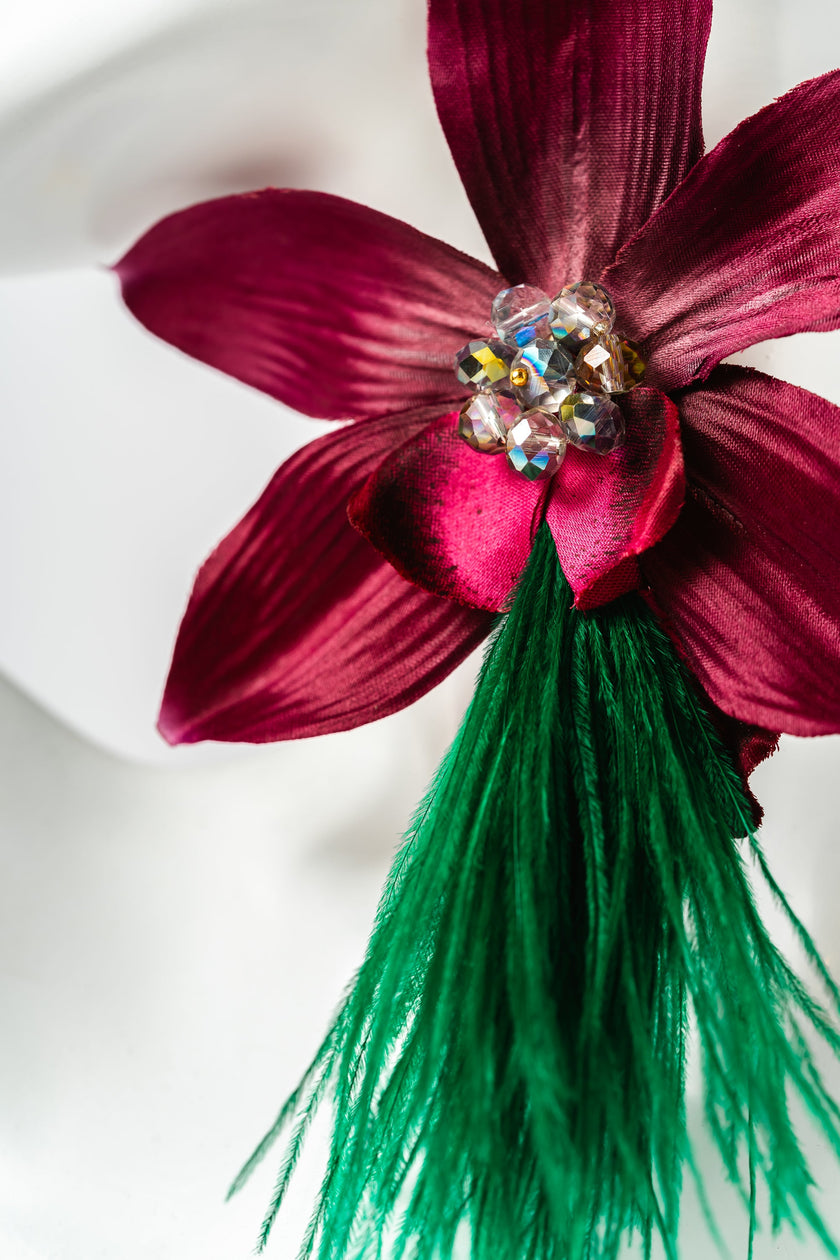 Pendientes asimétricos de orquídea burdeos y plumas verdes