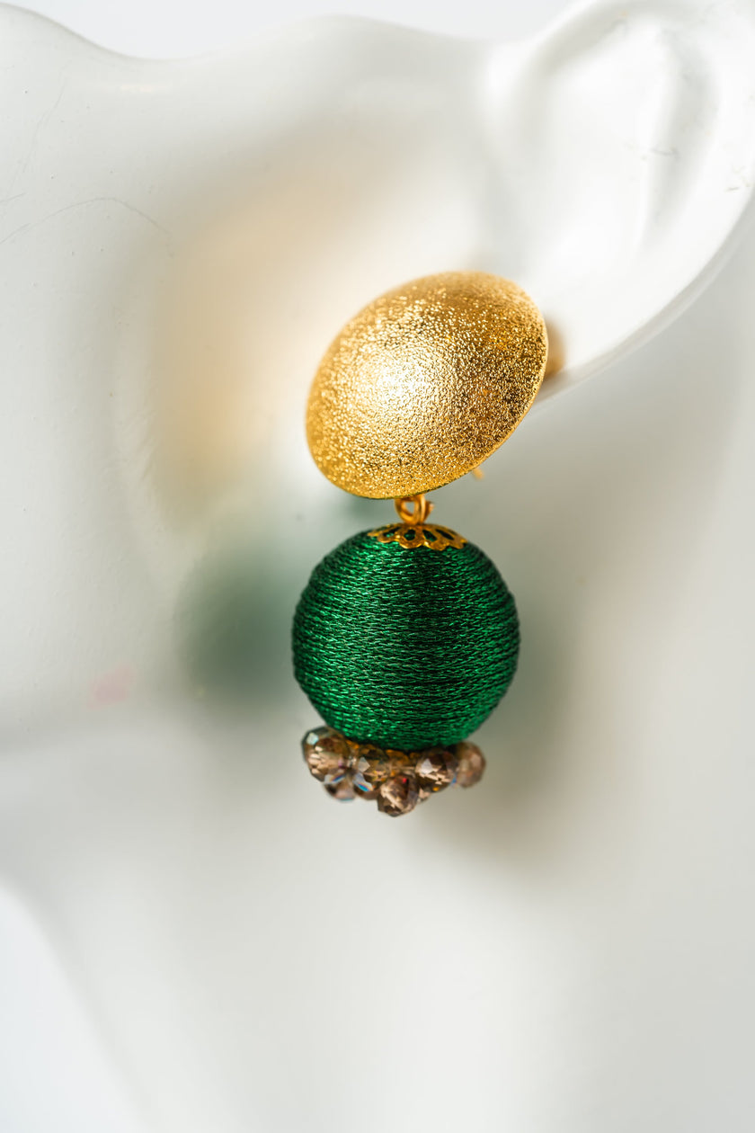 Pendientes asimétricos de orquídea burdeos y plumas verdes