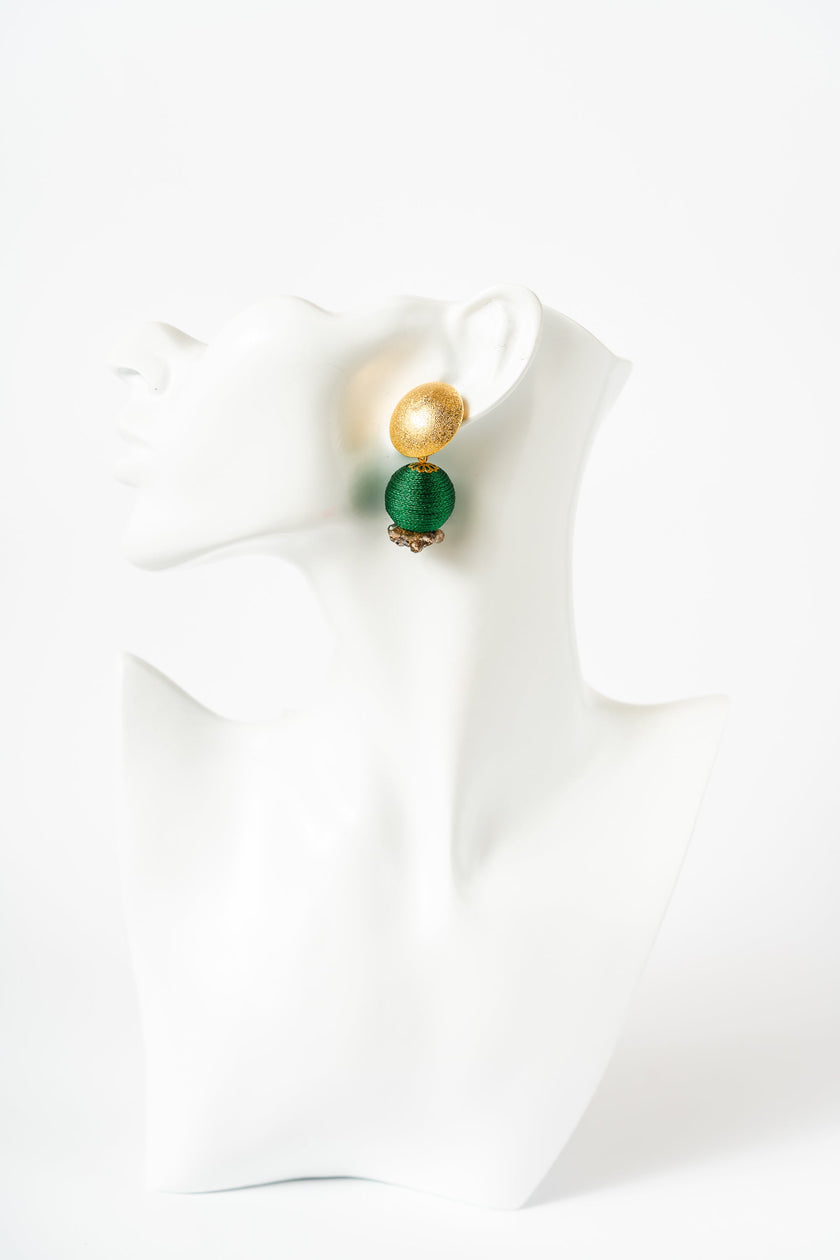 Pendientes asimétricos de orquídea burdeos y plumas verdes