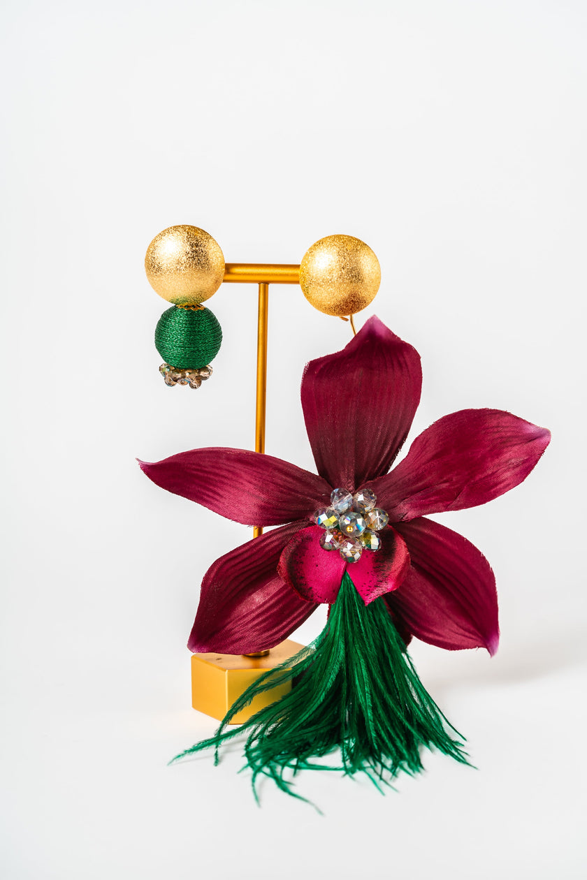 Pendientes asimétricos de orquídea burdeos y plumas verdes