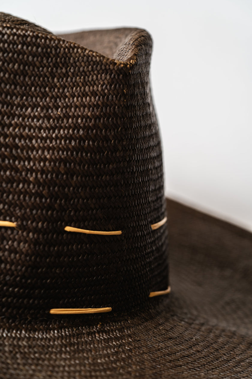 Sombrero negro tejido a mano con fibras negras