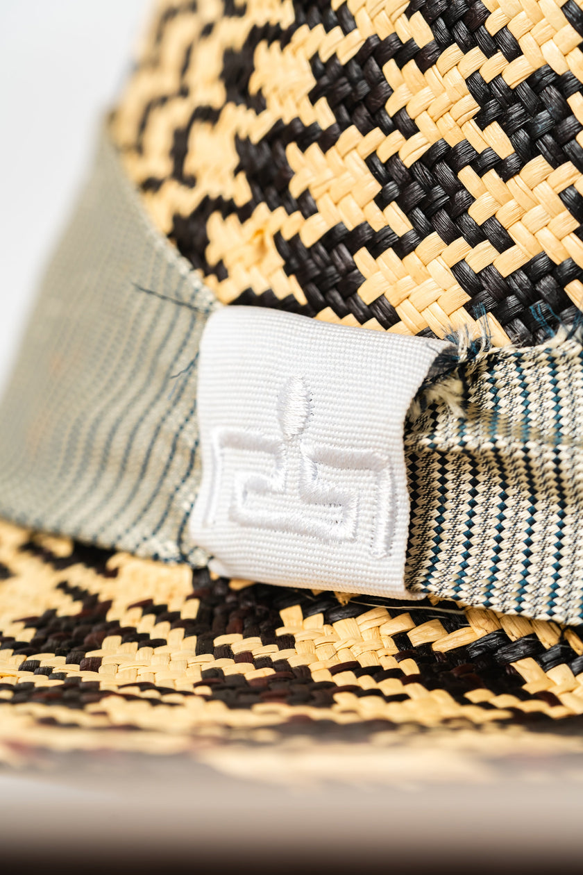 Sombrero tejido a mano en blanco y negro con fibras naturales