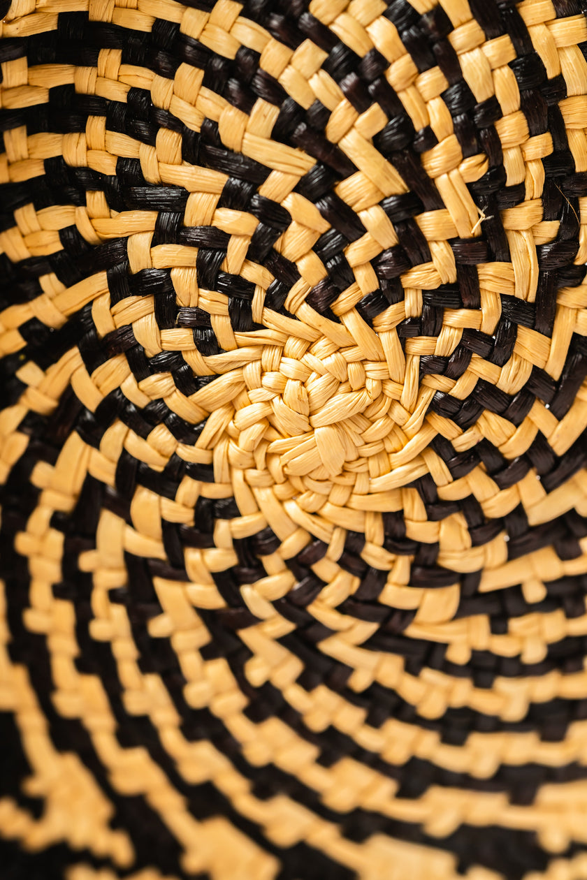 Sombrero tejido a mano en blanco y negro con fibras naturales