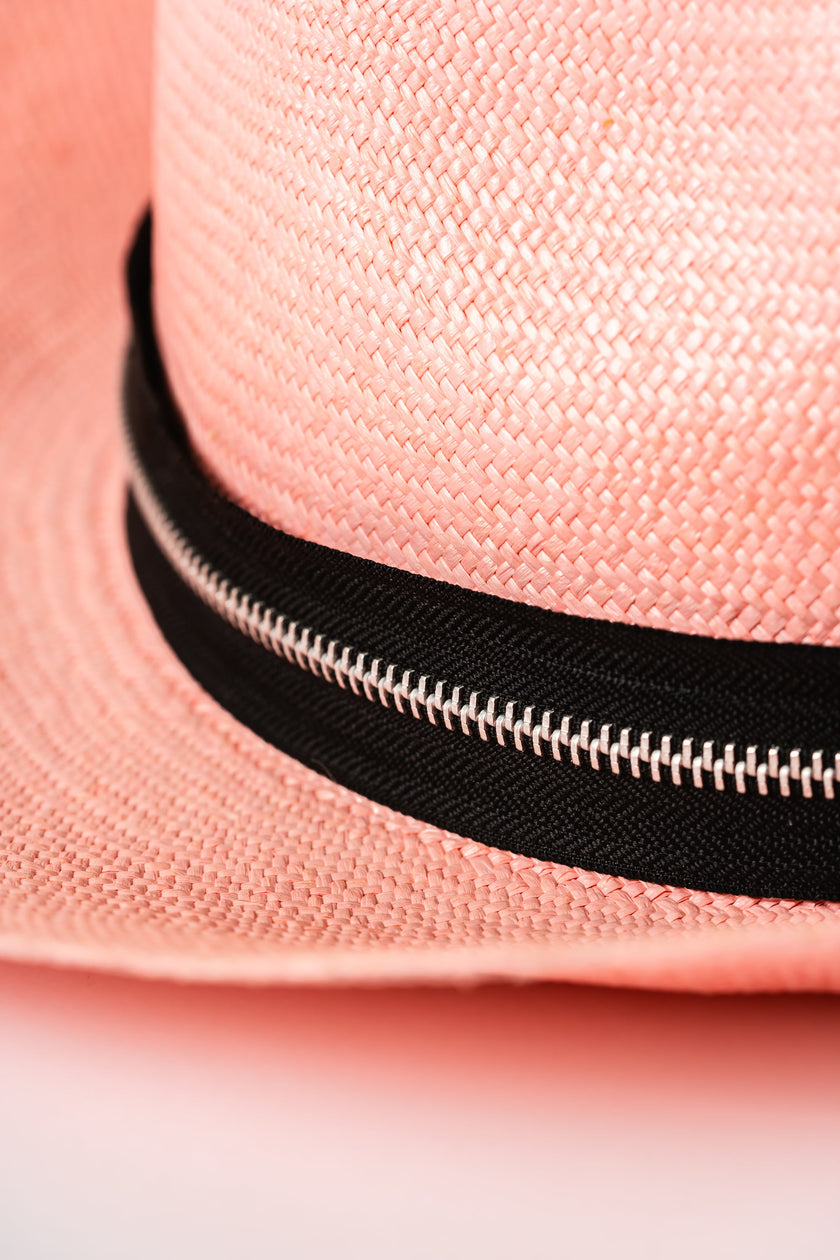 Sombrero rosa tejido a mano con fibras naturales