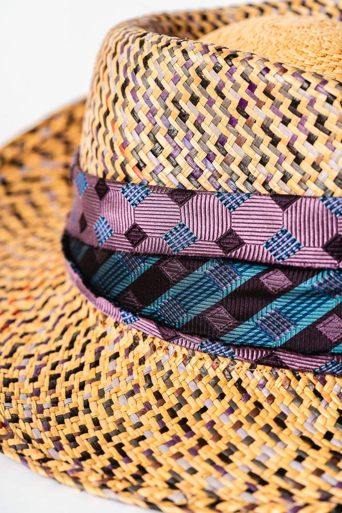Sombrero morado tejido a mano con fibras naturales