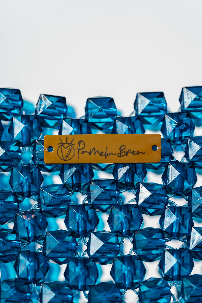 Bolso con cuentas hechas a mano y acrílico azul