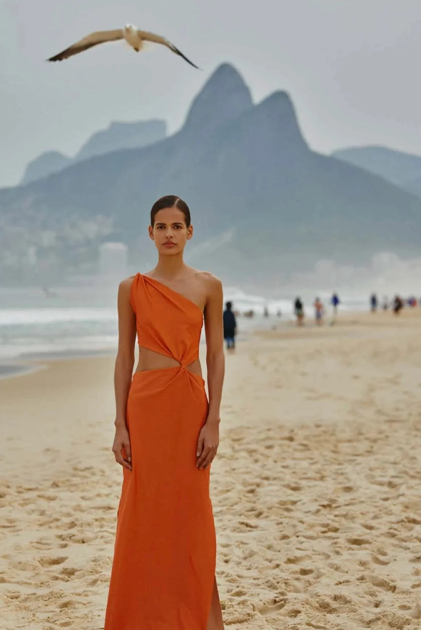 Side view of the Luana Dress in Durazno, emphasizing the figure-hugging fit and side cutouts.