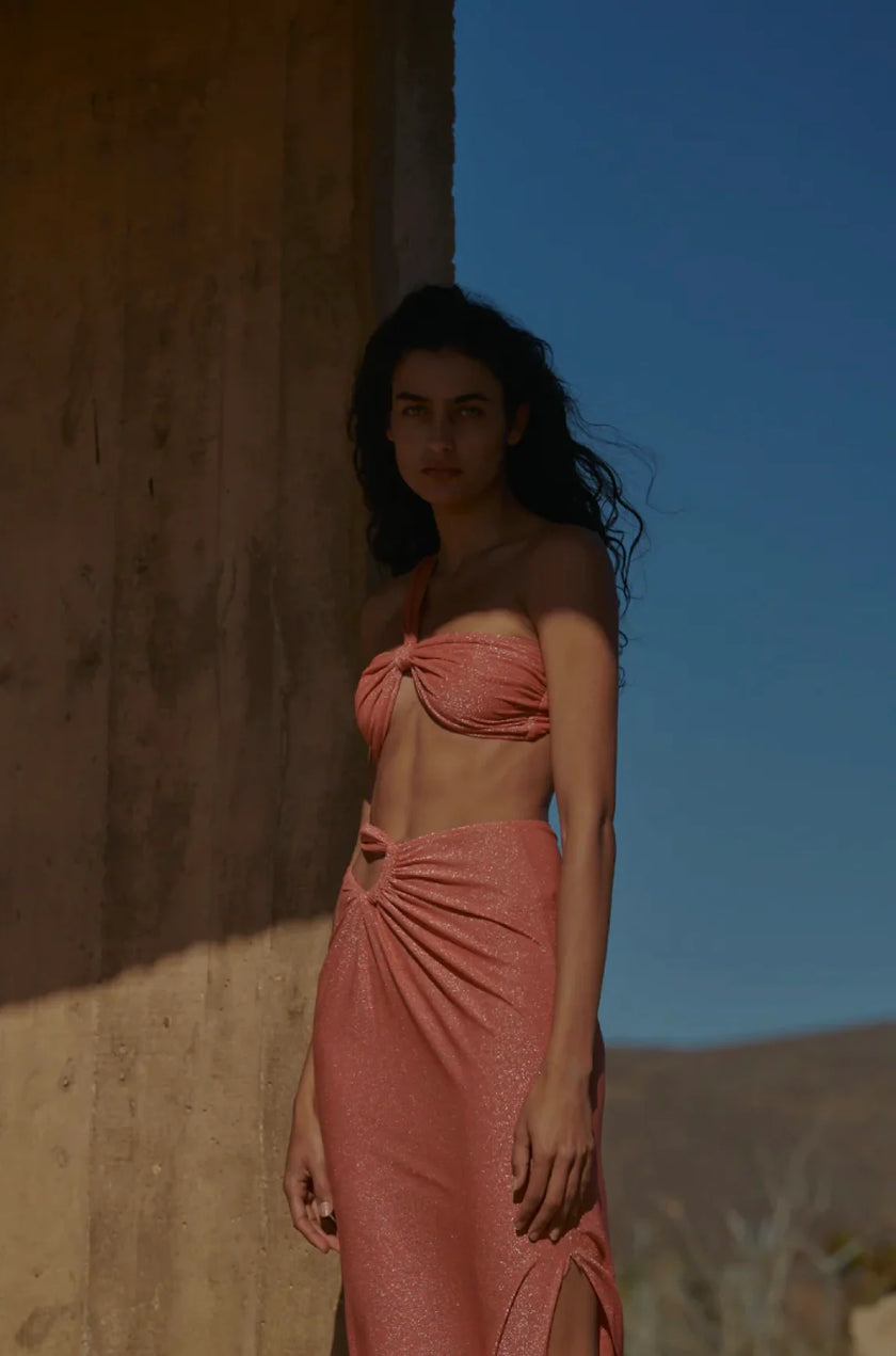 Model wearing the Rosatua-colored Noah Pareo, showcasing its wrap-around design and lightweight fabric.