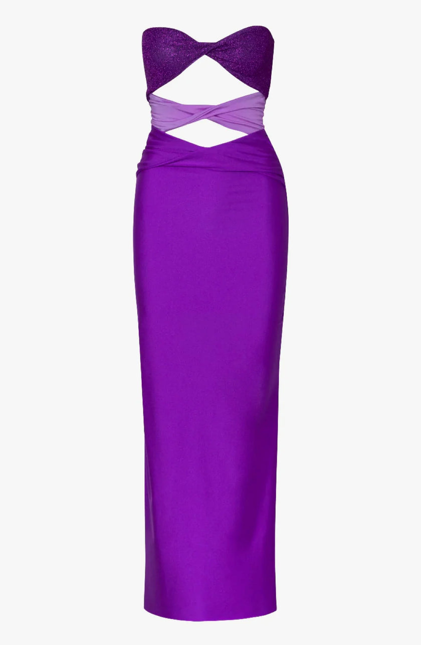 Detailed shot focusing on the front cutout and knot accents of the Efímero Ola Maxi Dress.