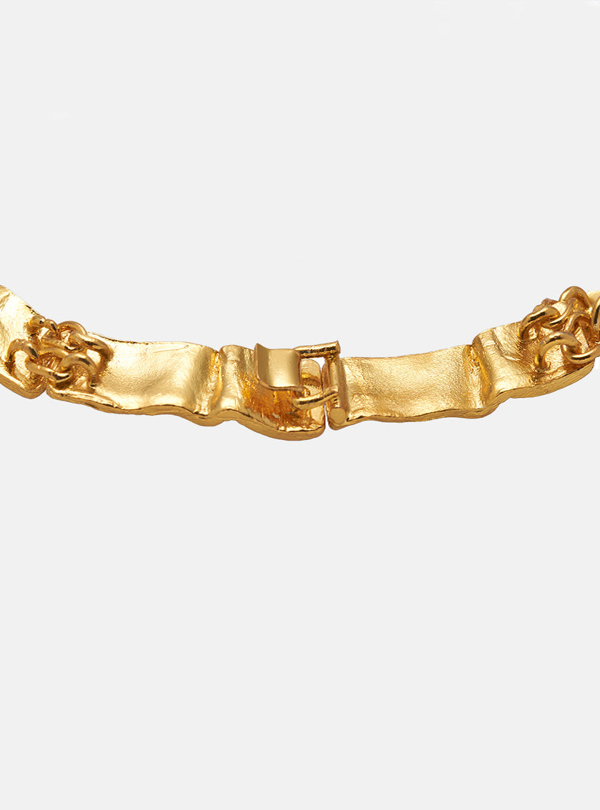 Detailed view of the Bimy necklace clasp, featuring gold-plated bronze links and a handcrafted fastening mechanism.