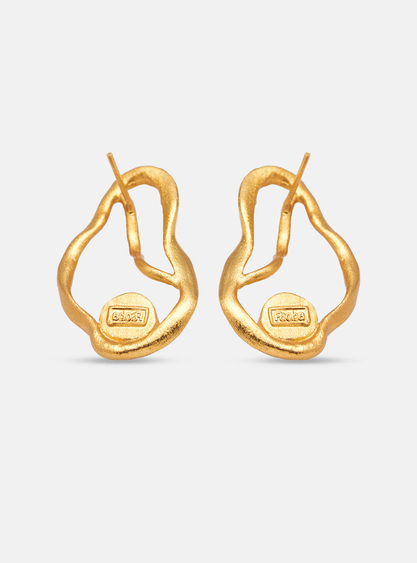 Front view of the Fuswa earrings on a white background, showcasing fluid gold forms with emerald accents.